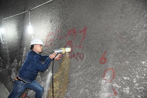 天功測控技術(shù)團(tuán)隊正在測試混凝土的密實度